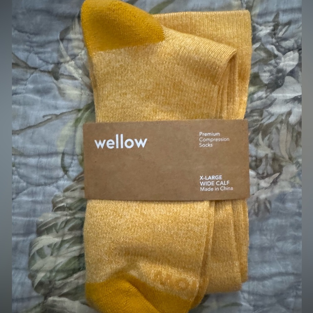 NWT Wellow compression socks